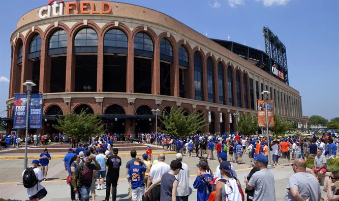 iStock Thousands gather at Mets’ ballpark — for Jewish learning