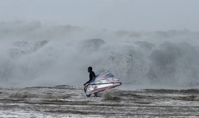 Surfing according to Jewish law