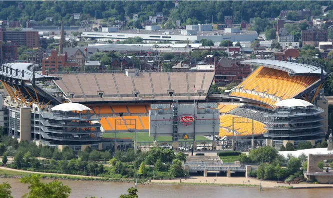 קבוצת הפוטבול עמדה לזכר הנרצחים