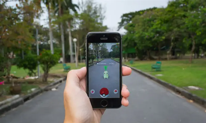 צילום: iStock הסבא שמחפש פוקימונים ב-15 סלולרים