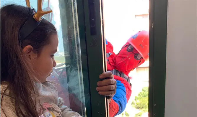 גיבורי על חילקו משלוחי מנות 