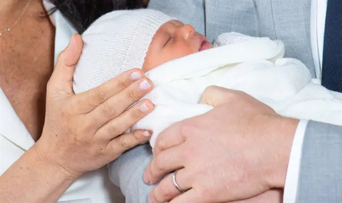 הארי ומייגן מציגים את התינוק המלכותי