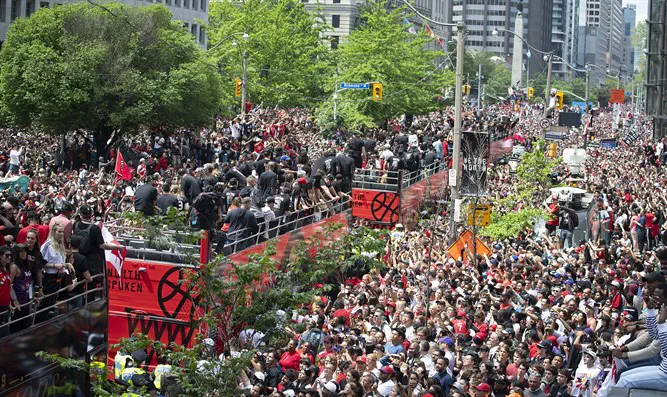 דרמה בקנדה: ירי במהלך מצעד האליפות