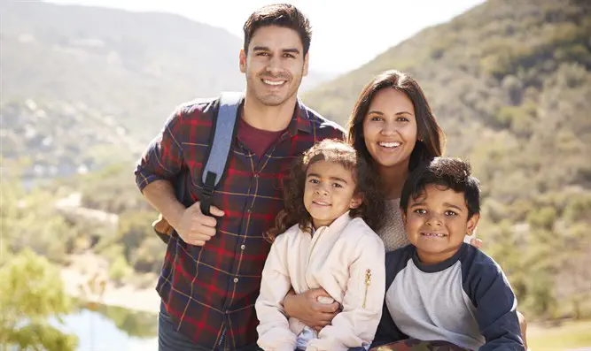 iStock הקייטנות נגמרו וחשבון הבנק במתח?