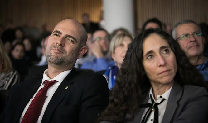 השר אוחנה: "אקדח הונח על השולחן"