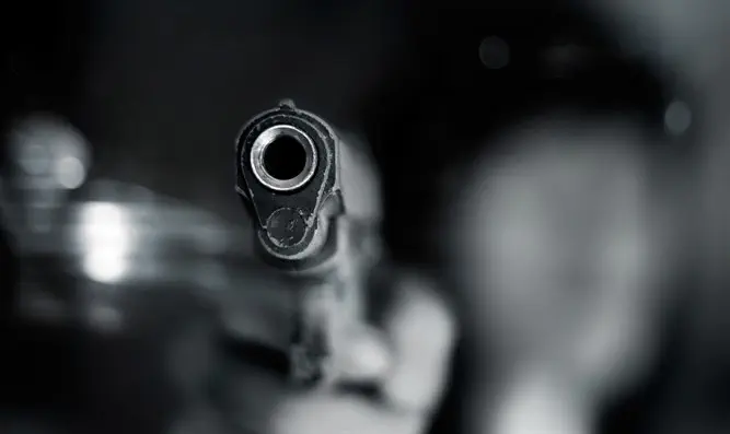 לוחם ירה בתוך חדר בו שהו חבריו