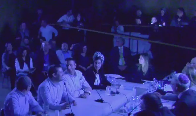 צפו: כיבוי אורות בועדת הבחירות