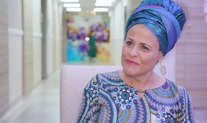 מבקשים שורשים          