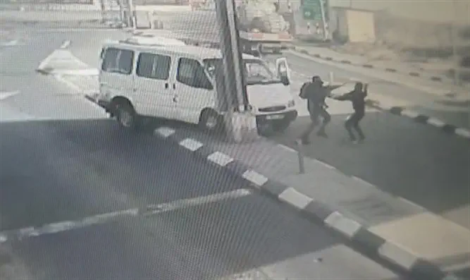 מצלמות אבטחה נדרס ונדקר: תיעוד הפיגוע