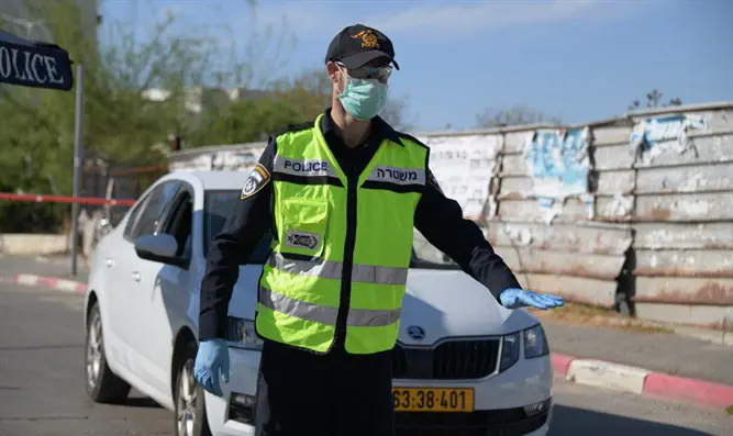 בת 13 עוכבה על ידי שוטרים ופרצה בבכי