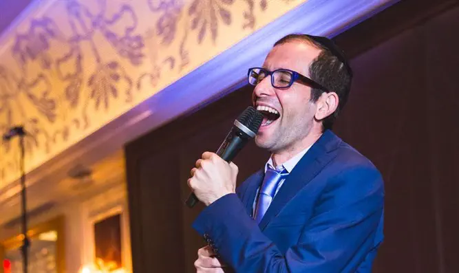 בני בקר מגיש: "שיר הסמארטפון" 