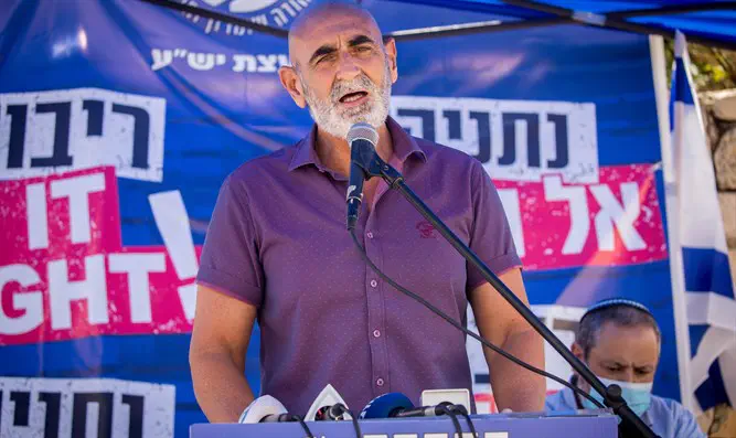 גנץ מאשר בנייה ביו״ש, בנט דוחה