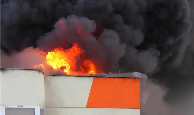 ISTOCK Огромный пожар на нефтеперерабатывающем заводе в России. Видео