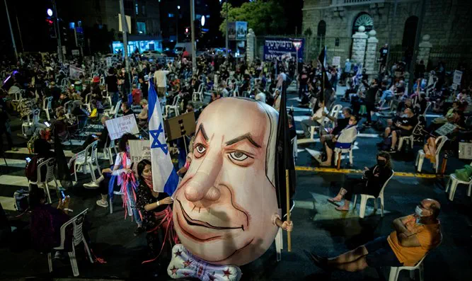 Protesters handcuff themselves to anti-Netanyahu statue