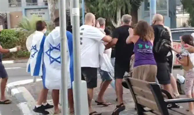 צפו: עימות בין מפגיני ימין ושמאל