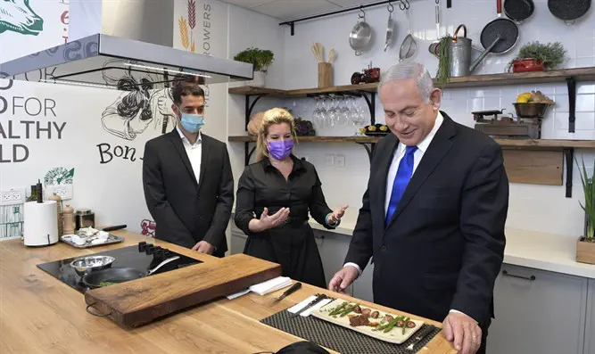 צילום: קובי גדעון / לע"מ Нетаньяху куснул искусственное мясо: «Никакой разницы»