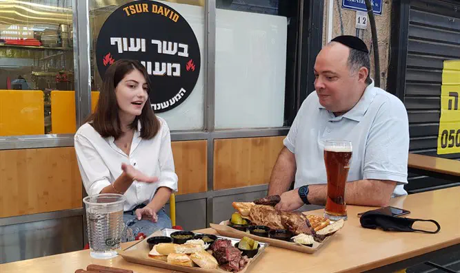 מעשנים בשרים במרכז השוק בירושלים