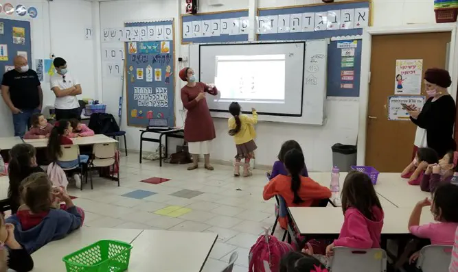 בתי ספר בבנימין עם לוח כיתה חכם