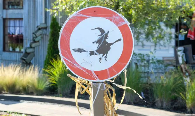 התמרורים ההזויים ביותר בעולם