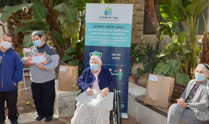 בוגרי שלוה ארזו סלי מזון לקשישים