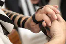 אזהרת הרב: החום הכבד מסכן את התפילין