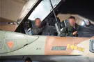 אזרחי איראן לועגים למשטר האייתוללות