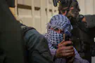 מסתערבים שולפים מחבל מבוקש מתוך חנות