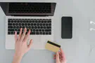 צילום: PEXELS כפרות אונליין: גם חסד, גם כפרה