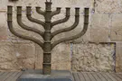 הקרן למורשת הכותל Выживший в плену зажёг первую свечу Хануки у Западной стены