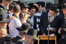 צילום: ערוץ 7 הרב אורי לופוליאנסקי הובא למנוחות