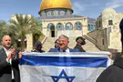 השר בן גביר הניף דגל ישראל בהר הבית