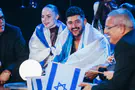 צפו: נועם בתן שר ורוקד אחרי ההישג