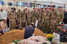 צילום: ערוץ 7 Друзья простились с Маозом Реканти, исполнив песню