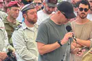 צילום: ערוץ 7 Житель Кфар-Азы отдал дань уважения Итамару Сапиру