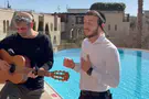 שלום למר שר, אבנר שאקי ליווה בגיטרה