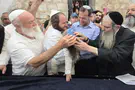 צילום: רועי חדי חלאקה לאחיין של המשפחה השכולה בקבר יוסף