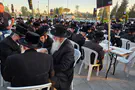Hundreds of hassidim set up protest study hall