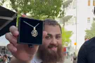 צילום: מתוך חשבון ה-X החב"דניק הפתיע את הבלוגר עם תליון מגן דוד