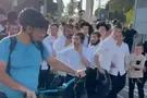 צילום מסך עימות אלים בין מפגינים לרוכב אופניים