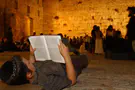 Tens of thousands stream to Western Wall