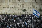 Yonatan Sindel/Flash 90 Thousands gather at the Western Wall on Tisha B'Av eve