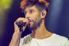 Idan Amedi weeps, dedicating song to Hadar Goldin's parents