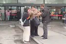 Мали и Лиэль Яхаломи рядом с полицейским, который их обнаружил