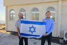 Сотни людей на открытии синагоги и внесении свитка Торы