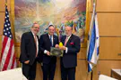 Amb. Huckabee receives giant etrog for Sukkot