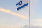 הדגל הענק שחולש על כביש 55
