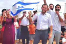 אברהם פליטר Более 10 000 человек прошли маршем между Ганимом и Кадимом