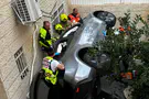 צילום: כבאות והצלה Автомобиль упал в сад с высоты около пяти метров