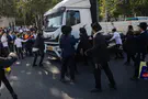 Демонстранты повреждают автомобили и перекрывают дороги