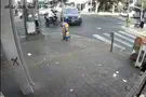 צילום: מצלמת אבטחה תיעוד קשה: רוכב אופניים הוטח לכביש